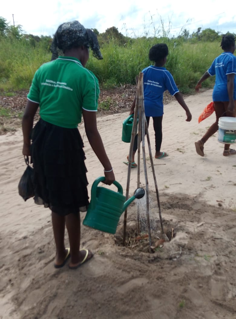 No Projecto de Resistência e Resiliência às Mudanças Climáticas, membros dos Clubes Escolares Amigos do Ambiente se fortalecem para práticas ambientais nas escolas das comunidades de Memba e Mossuril