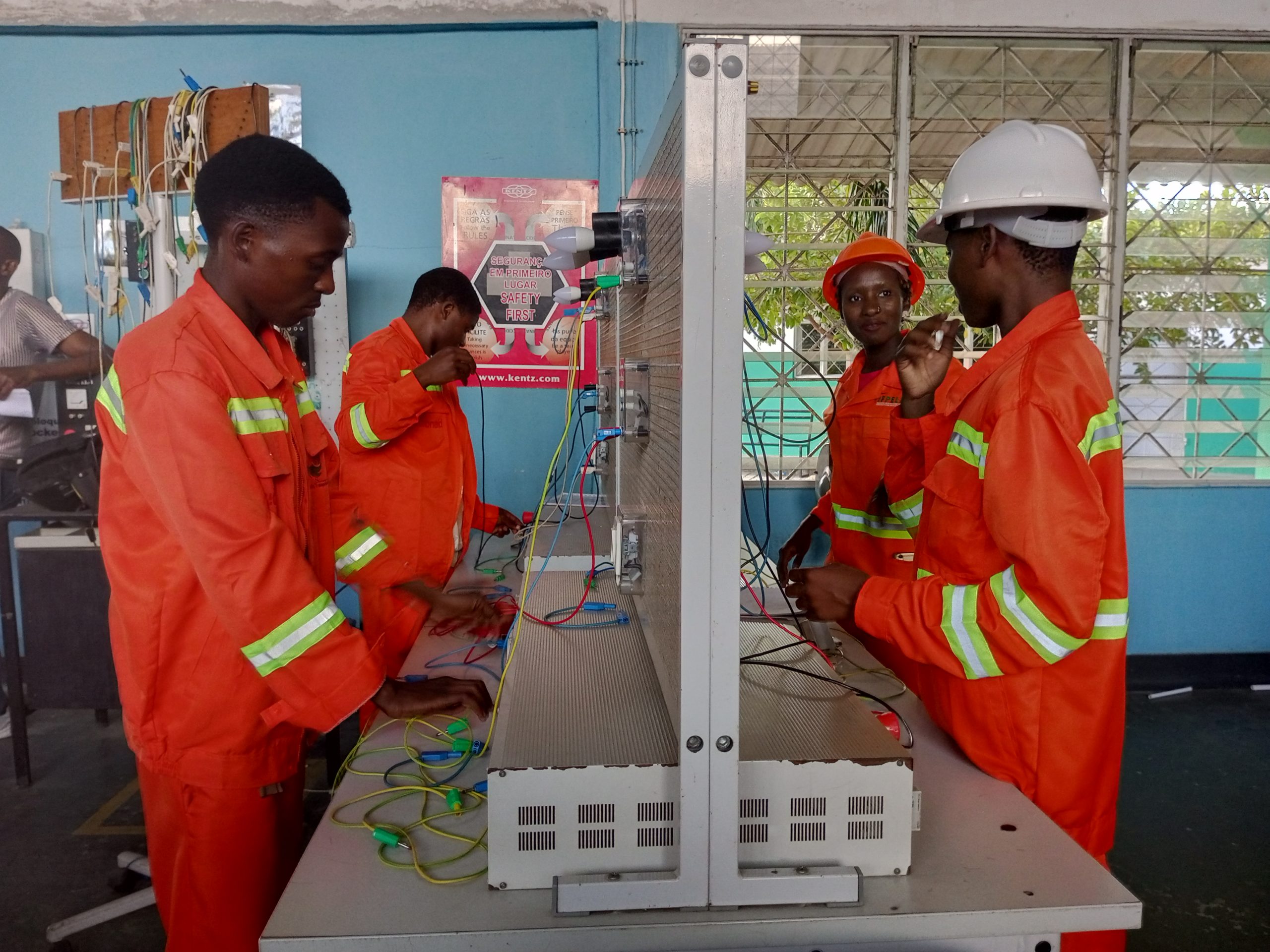 JOVENS QUE BENEFICIAM DAS FORMAÇÕES PROFISSIONALIZANTES SATISFEITOS COM O PROJECTO PROMOVENDO OPORTUNIDADES DE EMPREGO PARA JOVENS, FINANCIADO PELA EMBAIXADA DA BÉLGICA EM MOÇAMBIQUE